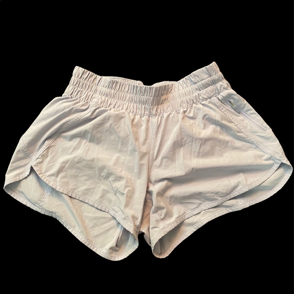 Lululemon Tracker Short V 4" size 8